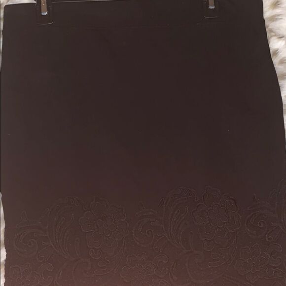 Elegant Black Lace Hem Skirt - Picture 3 of 3